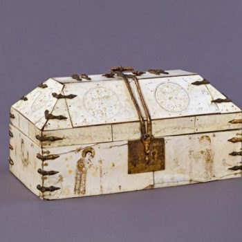 صندوق از جنس عاج با نقش قدیسان مسیحی، جنوب ایتالیا، قرون ۱۲ و ۱۳. London, Victoria & Albert Museum, inv. No. 603-1902. © Victoria and Albert Museum, London